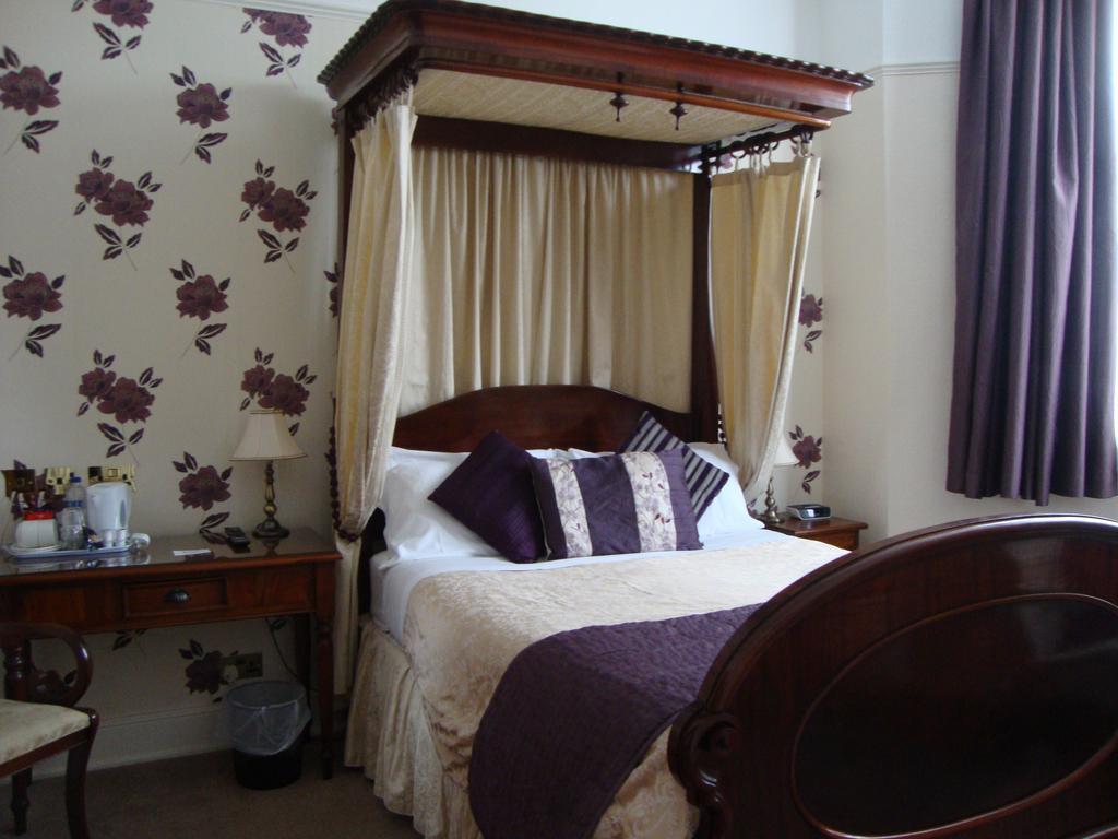 Ascot House Hotel York Room photo